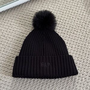 GAP Kids Black Ribbed Pom-Pom Hat